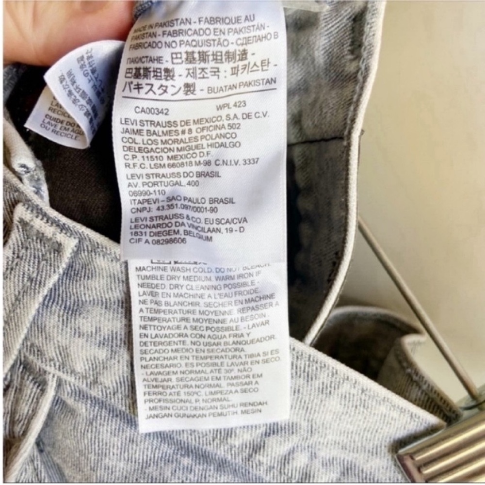 Levi's cut off denim shorts distressed high waist - Picture 5 of 7